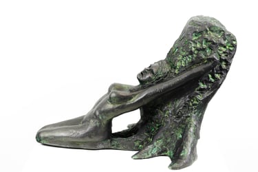 Sculpture de Lode intitulée Andromaque,représentant une femme agenouillée et adossée à un tronc d'arbre 