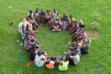 Kreis-Gruppenbild Mirembe Cottage of Street Girls