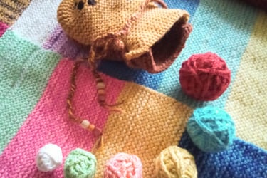 Kattenspeelopbergzak met gekleurde balletjes