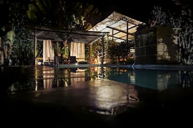 vue piscine le soir #mindo-hotel-restaurant-bicok-piscine