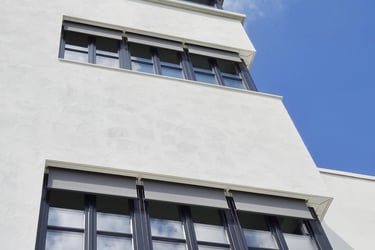 Façade blanche d’un immeuble moderne propre et bien entretenue