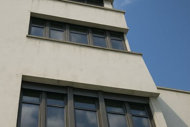 Façade blanche d’un immeuble moderne encrassée par la pollution et les salissures