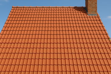 Toiture en tuiles propre et bien entretenue