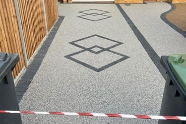 resin driveway with a black and white pattern by PC Drivestyle Ltd