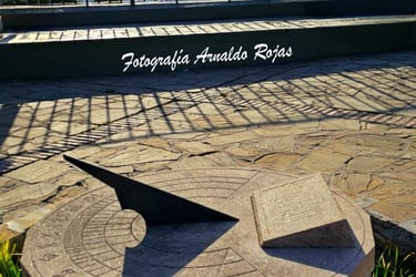 FOTOGRAFÍA RELOJ SOLAR EN CERRO SAN BERNARDO, POR ARNALDO ROJAS
