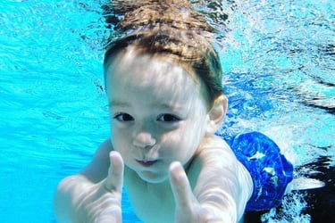 criança nadando