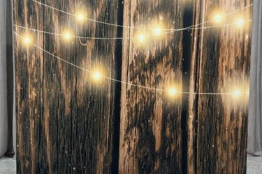 Rustieke fotobooth met houten backdrop en sfeerverlichting