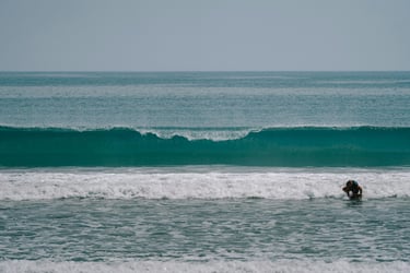 Surfing di Pantai Kuta Bali