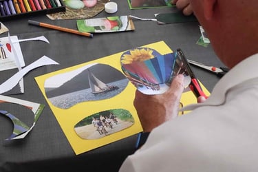 Des participants créent librement lors d'un atelier collectif d'art-thérapie à Couëron