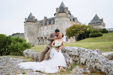 photographe mariage chateau la roche courbon couple de maries sur rocher