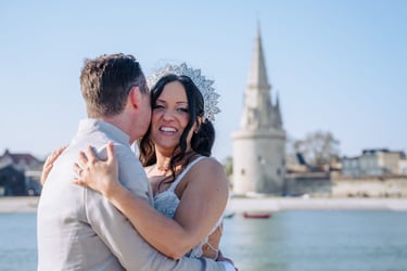 mariage-la-rochelle-remparts-couple-devant-tours