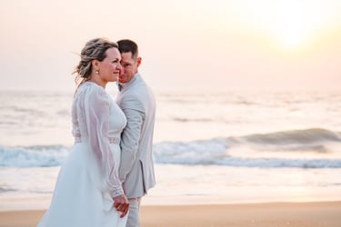 photographe-mariage-royan-couple-de-marieis-pendant-une-seiance-photo-day-after-sur-une-plage-royannaise
