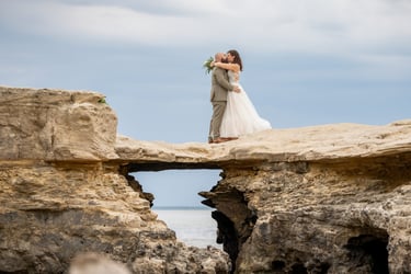photographe-mariage-royan-plage-du-pont-du-diable-couple-qui-s-embrassent-sur-les-rochers
