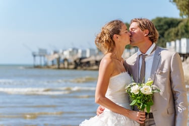 photographe mariage royan pontaillac couple qui s'embrasse devant les carlets