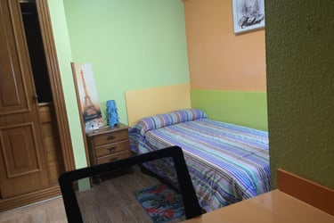 Cama y armario de la habitación