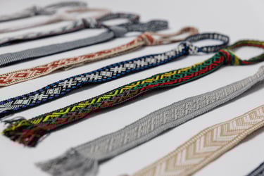 rankomis austi kaklaraiščiai