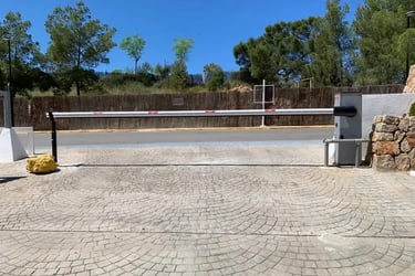 Barrera automática para control de acceso en parking instaladas en Ibiza