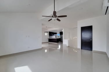 Before virtual staging: Empty living room of a property for sale in Los Cabos.