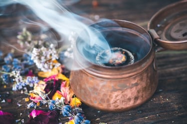 Encens et fleurs séchées dans une ambiance spirituelle apaisante