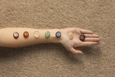 Pierres des chakras alignées sur un bras pour l’harmonisation énergétique