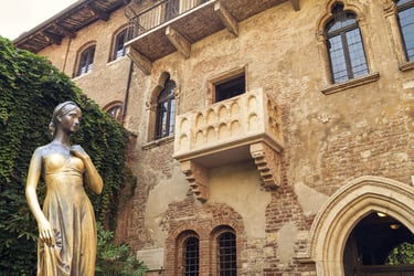 Photo of Juliet's house in the city of Verona, Italy