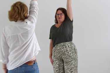 Exercice de sophrologie debout, mouvement de relaxation et respiration consciente