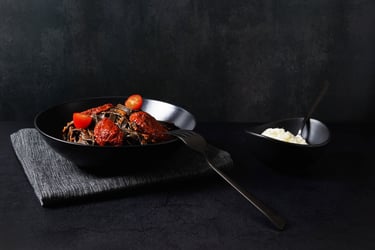 tagliatelles a l' encre de seche aux tomates sechees-thlmphoto