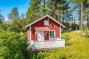 La cabane de Sophia D rouge de falun en teinte rouge clair à 10 heure du matin en mai