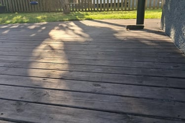 une peinture naturelle appliquée sur une ancienne terasse protectrice avec huile de lin et colorante