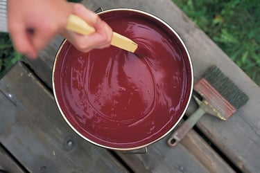 Un pot de peinture suédoise rouge prête à mélanger en 2 minutes