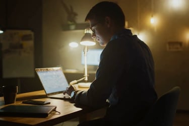 Um Profissional trabalhando no desenvolvimento e na gestão de projetos.