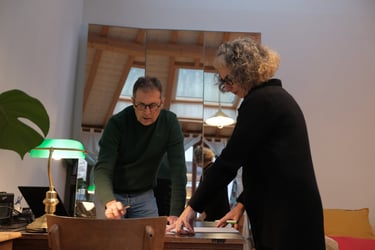 Coachs qui travaillent au dessus d'une table