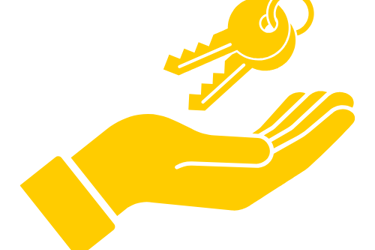 Ranka laiko raktų pakabuką su raktu