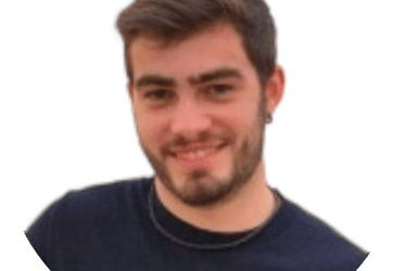 Experto en extranjería escribiendo blog sobre nueva ley de extranjería