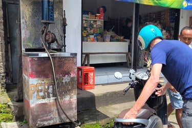 Motorroller in Indonesien betanken