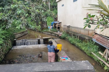Textil-Wäsche im Fluss bei Ubud