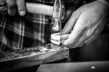 molletonnage des rivets sur un couteau