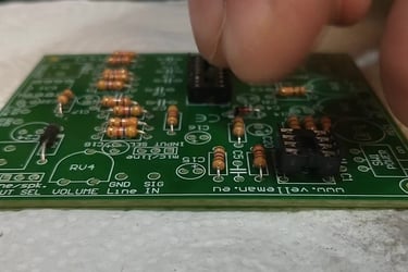 Digital echo chamber kit. Placing IC socket.