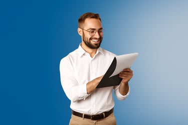 Homem sorrindo segurando prancheta com documentos.