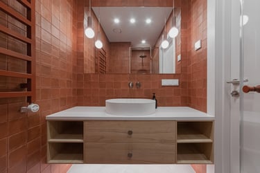 Keramikos studijos vonios kambario interjeras