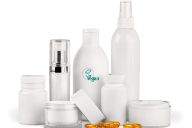 Gamme de cosmétiques vegan présentée sur fond blanc, illustrant la distinction entre produits vegan et cruelty free.