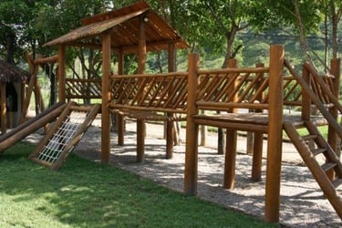 Playgrounds de eucalipto tratado - mão de obra imader