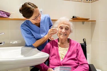 infirmière à domicile entrain de faire une toilette