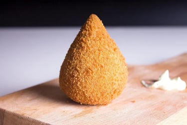 Coxinha fit de frango com massa de batata assada, dourada, crocante e recheada com frango desfiado