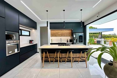 Casa de lujo estilo campestre en Pereira con piscina, jardines y arquitectura sofisticada