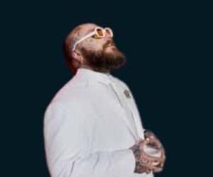 a bearded bearded bearded man in a white suit