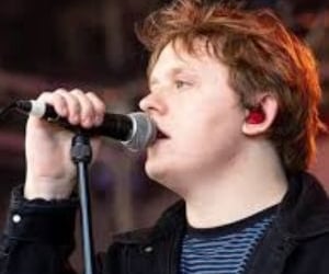 Foto do artista Lewis Capaldi – atividade de música de inglês do site Eldren Piva