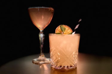 cocktails-with-orange-slice-and-striped-straw.jpg