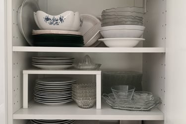 ausreichend Geschirr