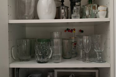 ausreichend Tassen und Gläser